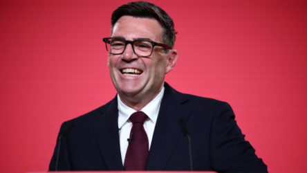 İngiltere'nin yeni başbakanı Andy Burnham oldu