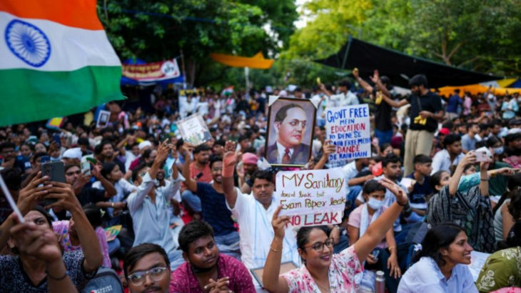 Hindistan'da protestolar sonuç verdi: Eğitim bakanı istifa etti