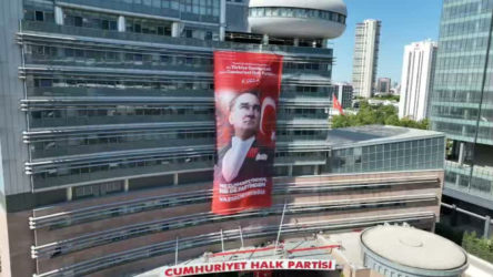Butlancılar yazamadı: CHP Genel Merkezi'ne asılan pankartta yazım hatası