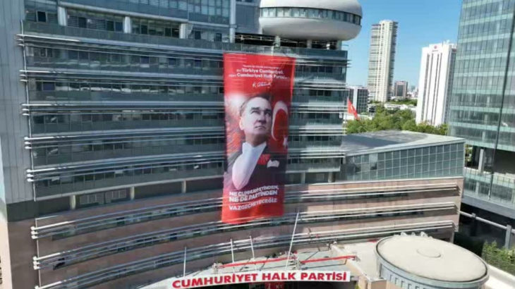 Butlancılar yazamadı: CHP Genel Merkezi'ne asılan pankartta yazım hatası