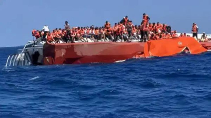 Girne'de batan geminin su almaya başladığı anlar kamerada