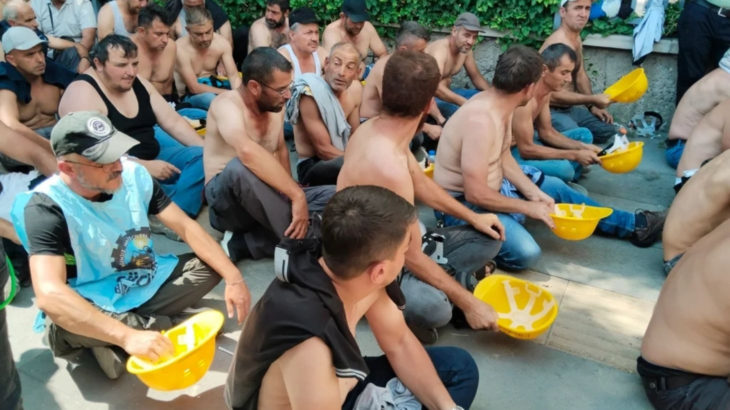 Ödemeler yapılmadı: Madenciler Enerji Bakanlığı'nın önünde direnişlerine devam ediyor