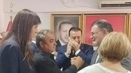 Başkanvekilliği seçimi sonrasında CHP'li meclis üyesi AKP ilçe binasına gitti: El ele poz verdiler