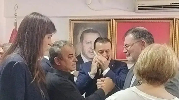 Başkanvekilliği seçimi sonrasında CHP'li meclis üyesi AKP ilçe binasına gitti: El ele poz verdiler