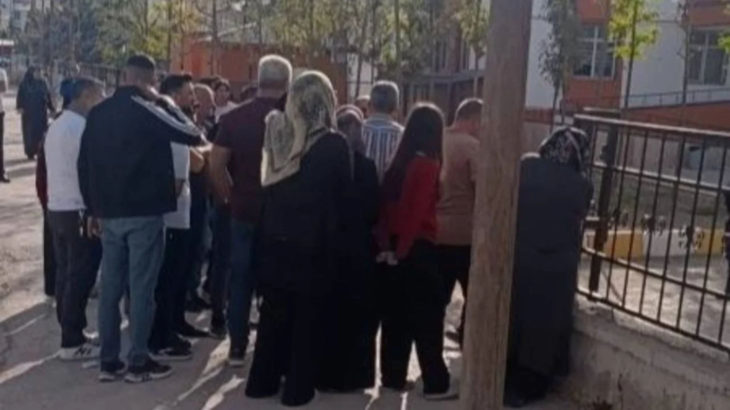 Van'da bir öğrenci okula tüfekle girmeye çalıştı