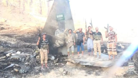 Husiler, düşürdükleri Suudi Arabistan F-15’inin önünde poz verdi