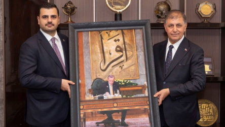 AKP heyeti Cemil Tugay'a Erdoğan tablosu hediye etti