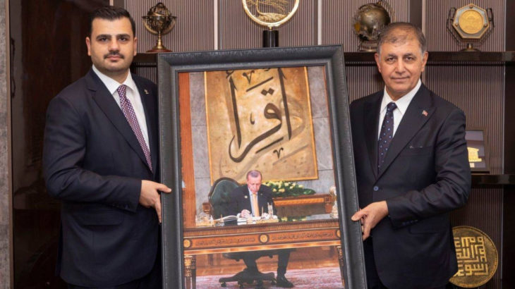 AKP heyeti Cemil Tugay'a Erdoğan tablosu hediye etti