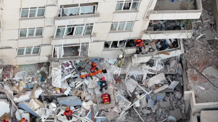 Maltepe'de yıkılan binada yangın çıktı