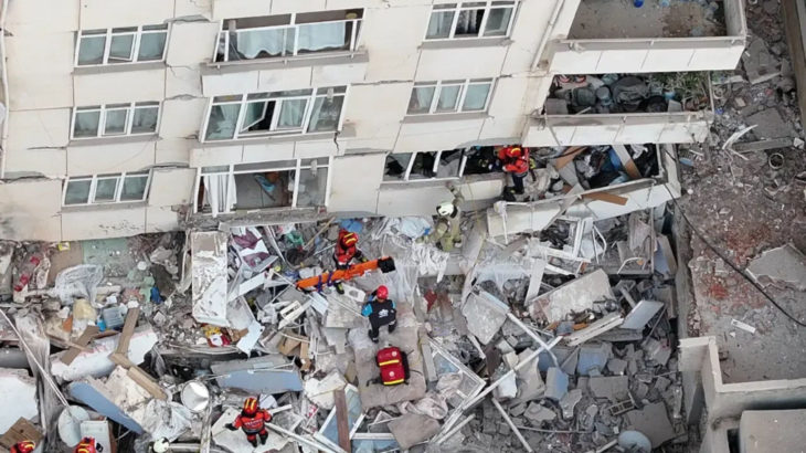 Maltepe'de yıkılan binada yangın çıktı
