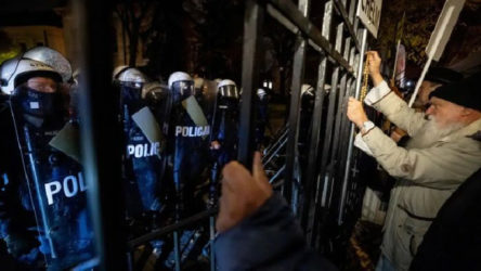Polonya'da kriz: Cumhurbaşkanı Nawrocki Anayasa Mahkemesi’ne testereyle girdi